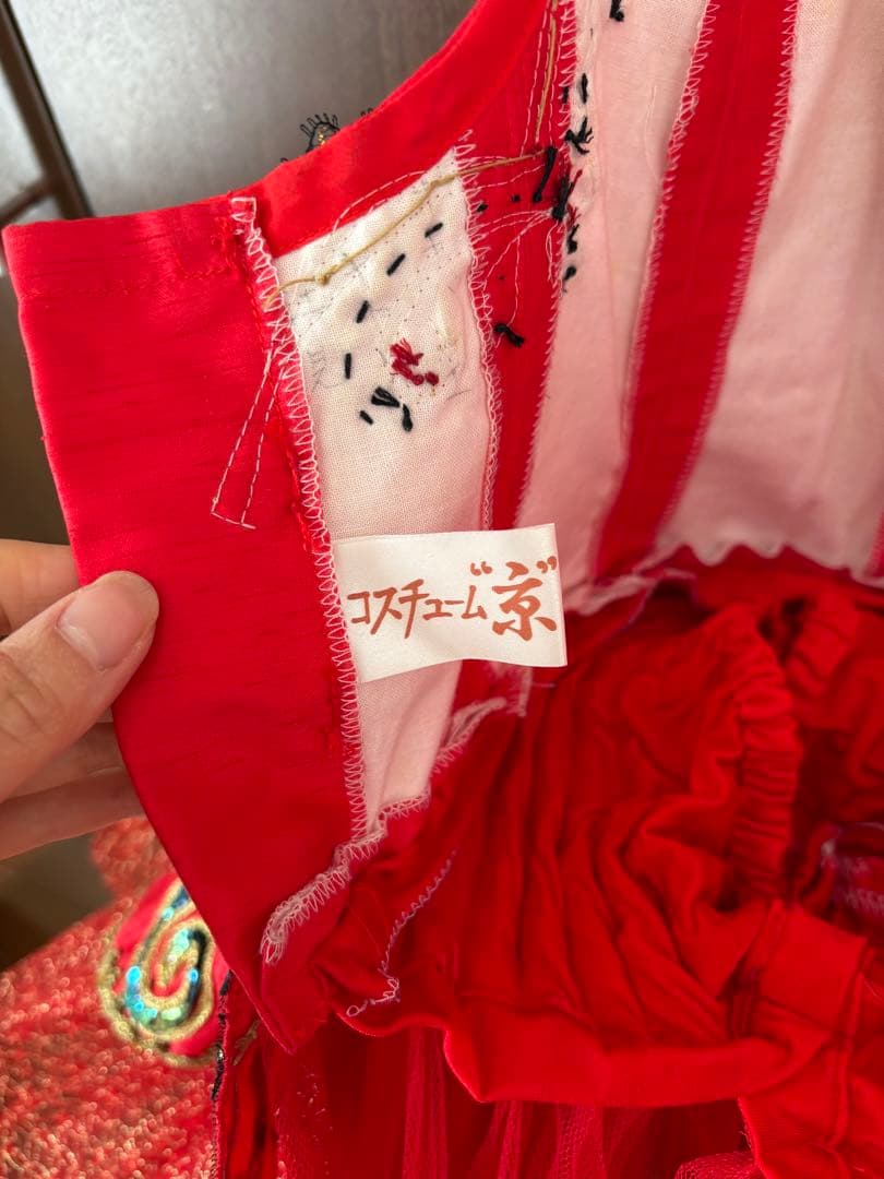 赤いバレエチュチュ　袖のフリル付き