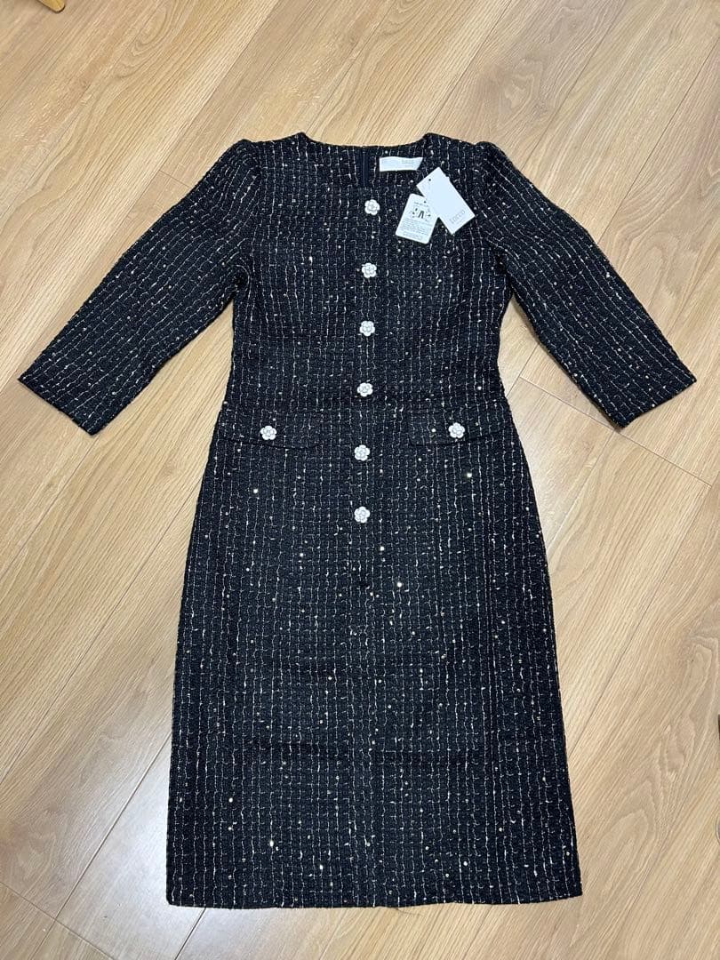 【新品　タグ付き】トッコ　フラワー飾り釦付きスパンコールツイードタイトワンピース