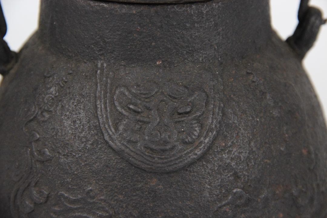 時代 鉄瓶 寿龍堂 造 饕餮紋 獣口 銅蓋 銀摘み　容量約900ml FJ9-1