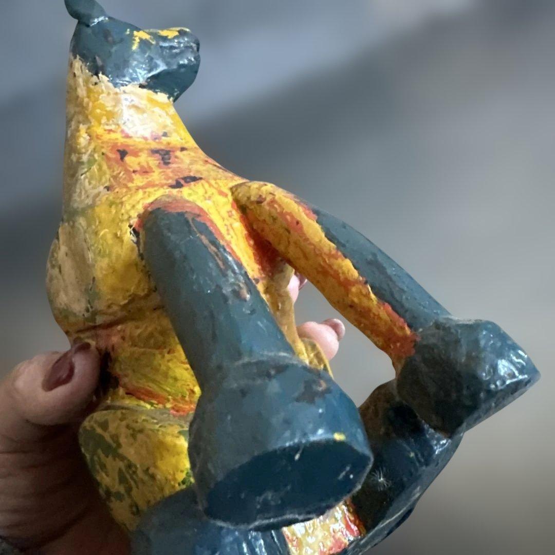 シュールな木製犬の置物 手作りアートスタイル