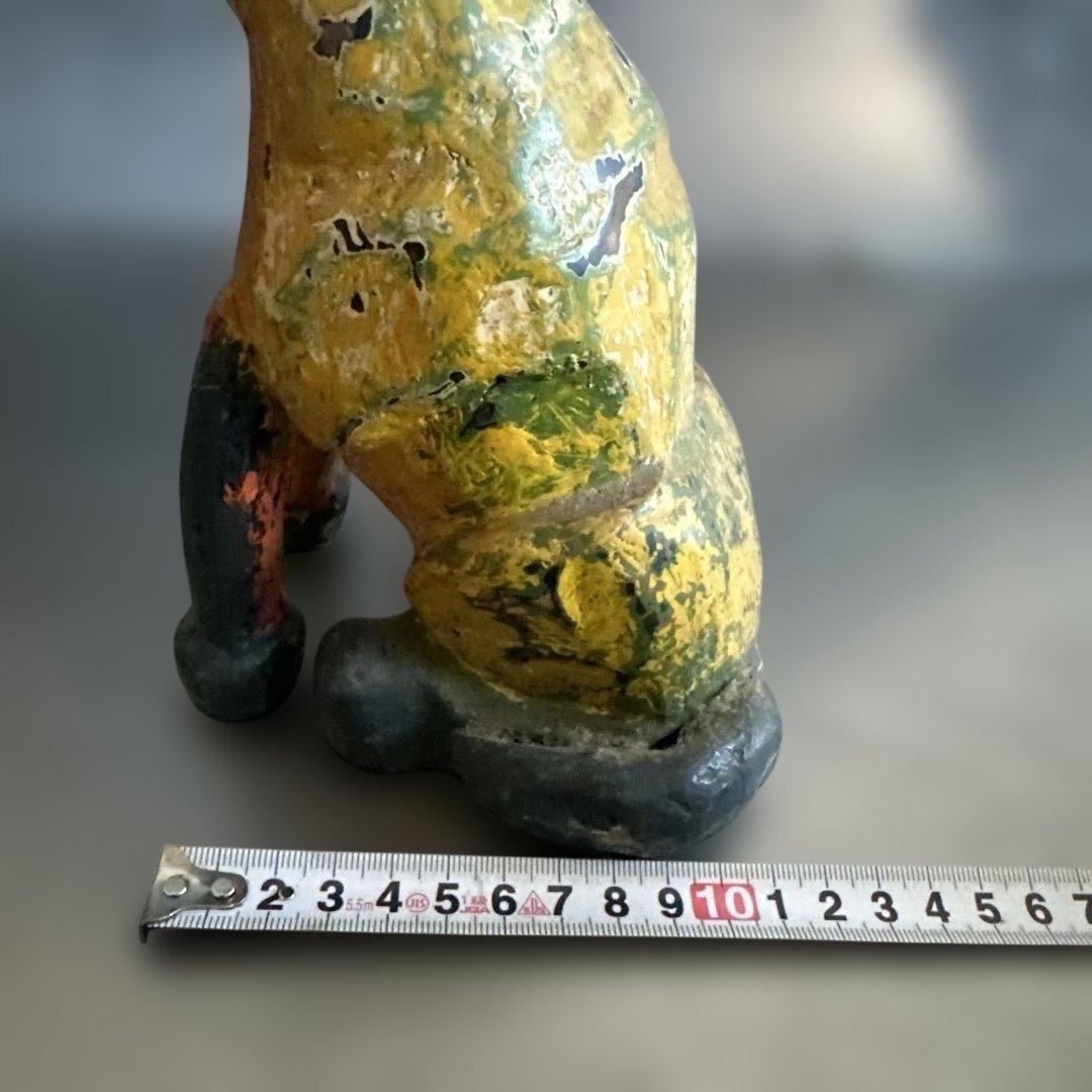 シュールな木製犬の置物 手作りアートスタイル