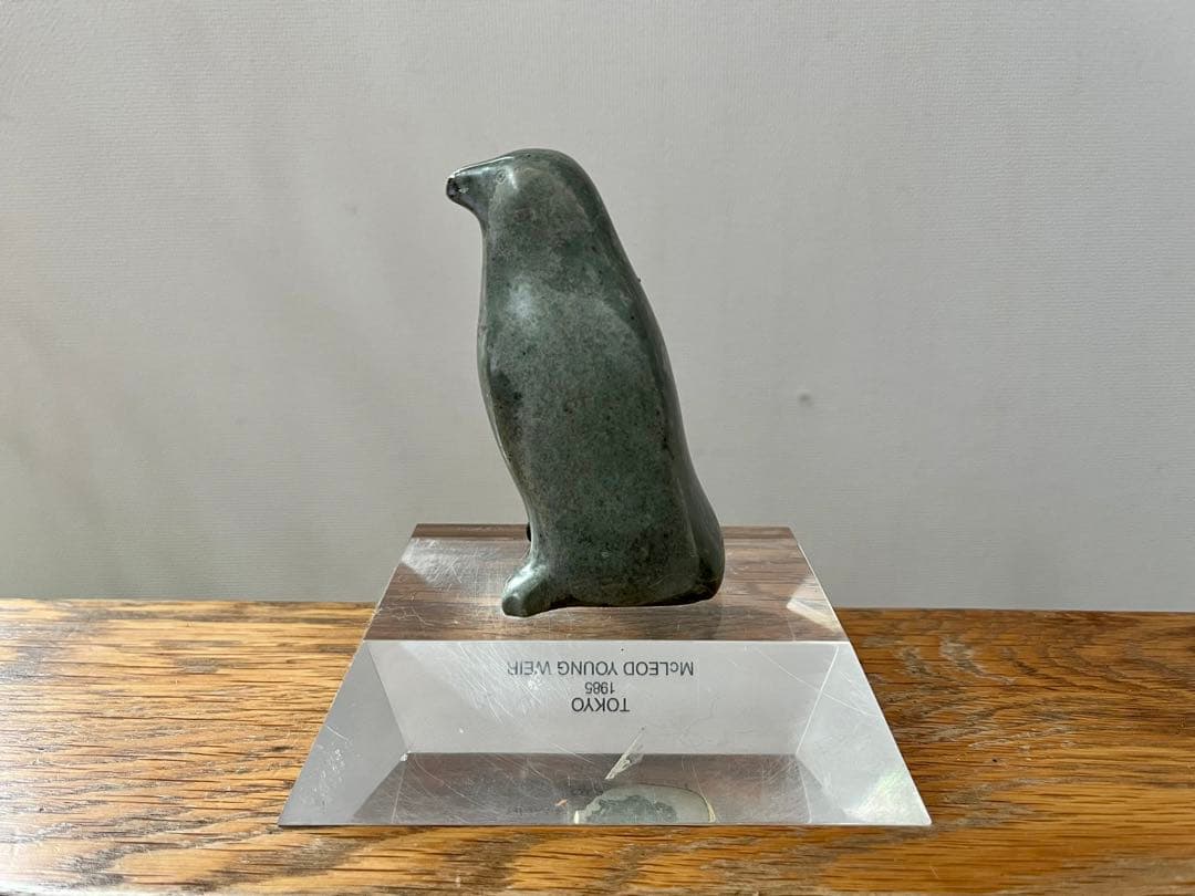 イヌイットアート石像　Mc LEOD YOUNG WEIR TOKYO 1985