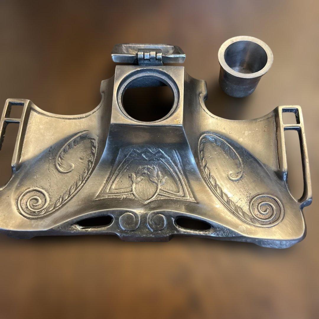 装飾的な金属製インクスタンド