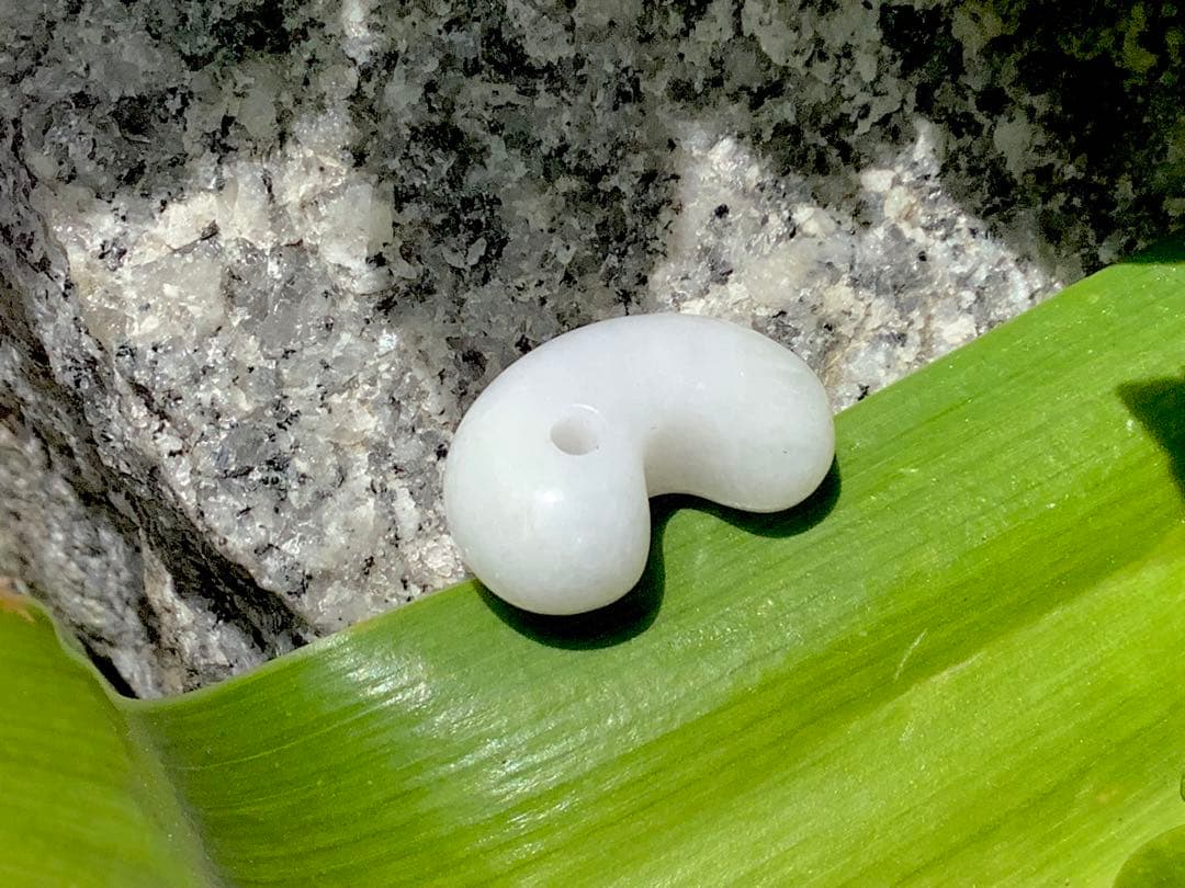 ✳糸魚川翡翠白勾玉‼️ 極上品質の太陽光透過　鑑別書付　お守りに本物を‼️