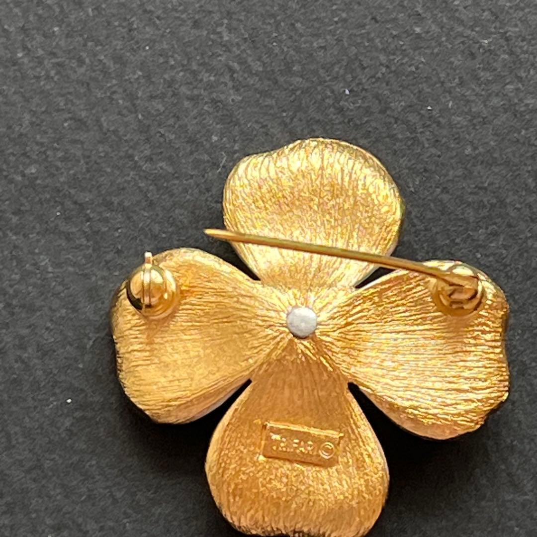 CROWN TRIFARI 白エナメル ハナミズキ ブローチ&イヤリングセット