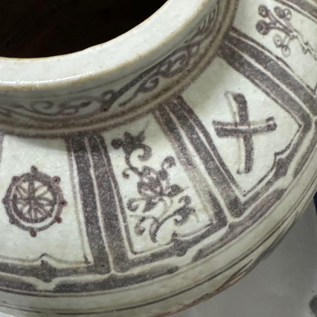 ドラゴン装飾の陶器壺