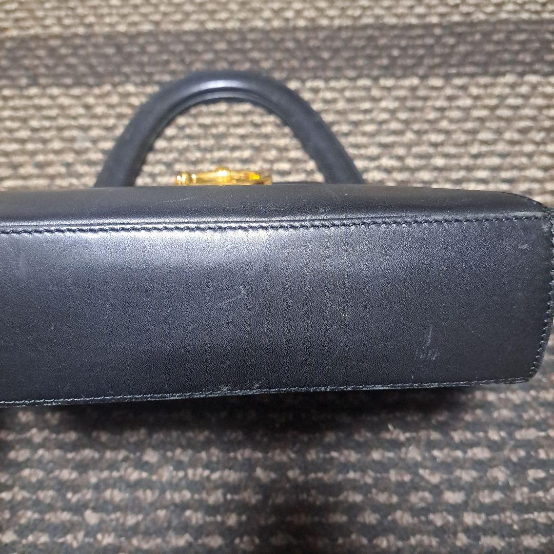 Cartier　黒のハンドバッグ 金色リング付き