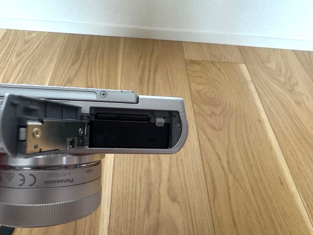 【美品】【ケース・三脚付】Panasonic DMC-GF7W ミラーレス一眼