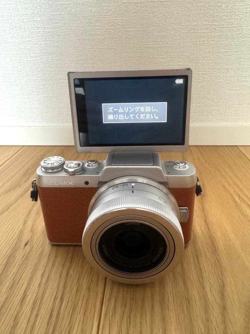 【美品】【ケース・三脚付】Panasonic DMC-GF7W ミラーレス一眼