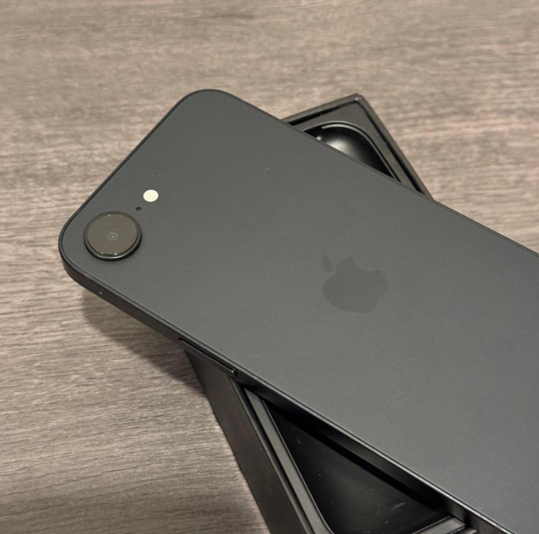 新品同様　【バッテリー100％】iPhone 16e｜128GB｜SIMフリー
