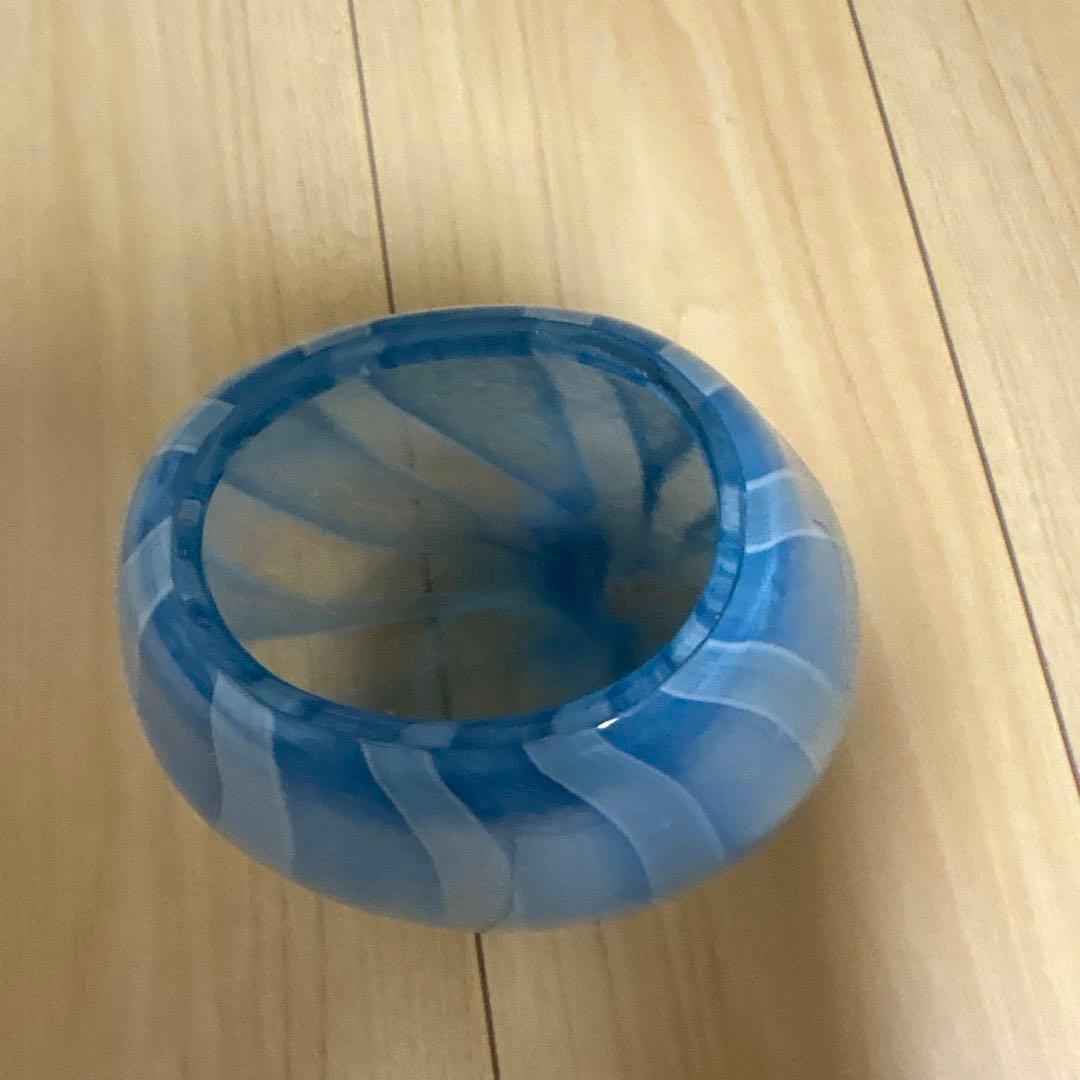 青と白のストライプガラス花瓶