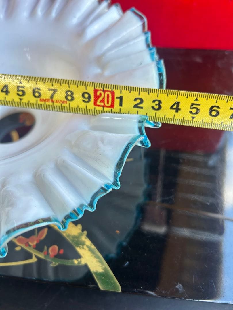 古い電笠乳白いフリルデザインのガラス製装飾品