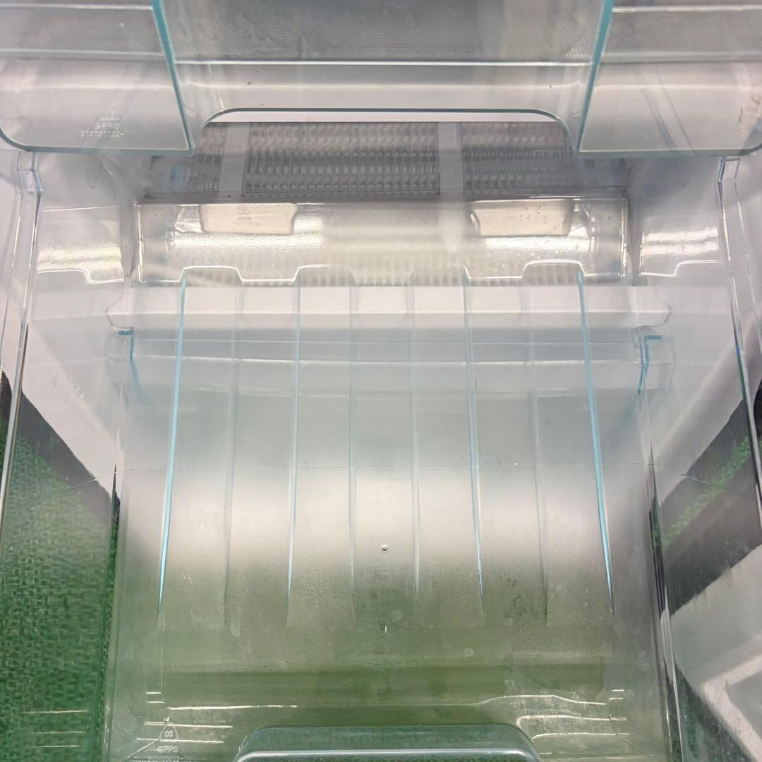 709 2023年製　大容量　冷蔵庫　100L強　小型　一人暮らし　右開き　黒色