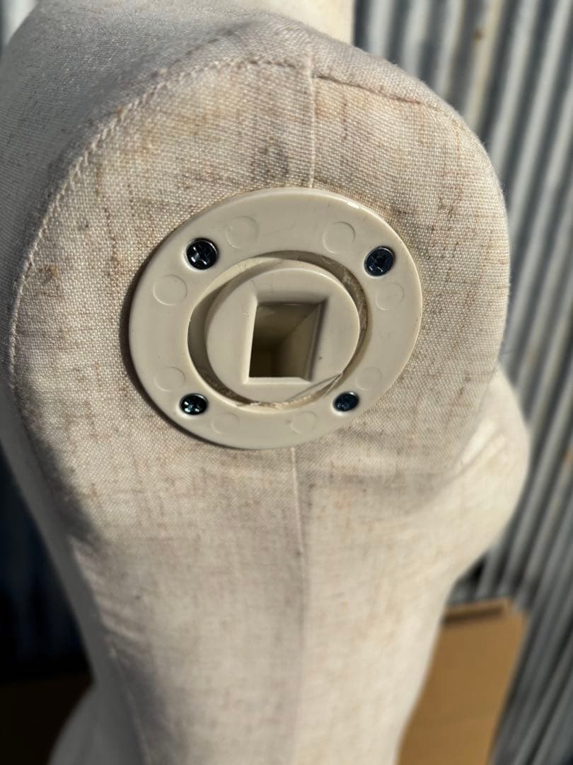 女性用 マネキン トルソー 可動式腕付きスタンド付きベージュ針打ち可