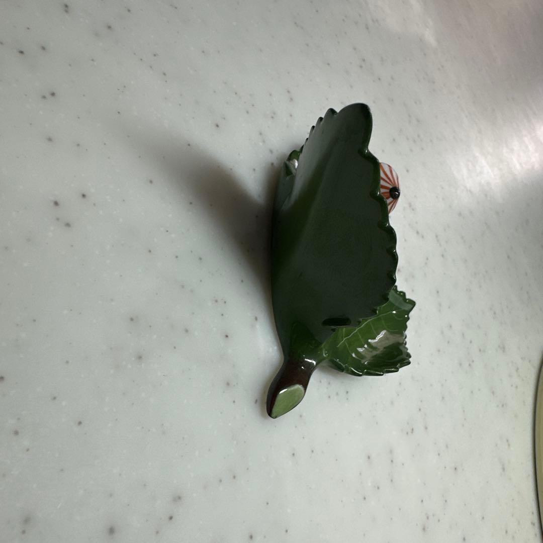 葉っぱ型の陶器皿と人形