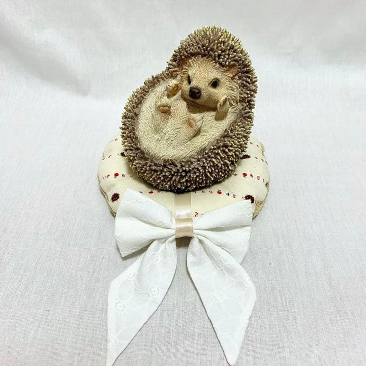 【リボン付きドーナツクッション】数字とハリネズミ柄×タオル地