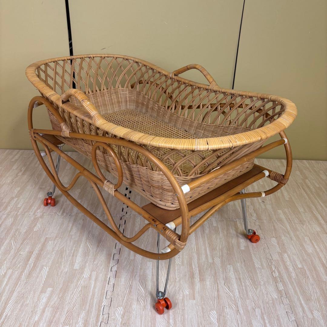 籐のベビーベッド　ゆりかご　キャスタースタンド付　アンティーク