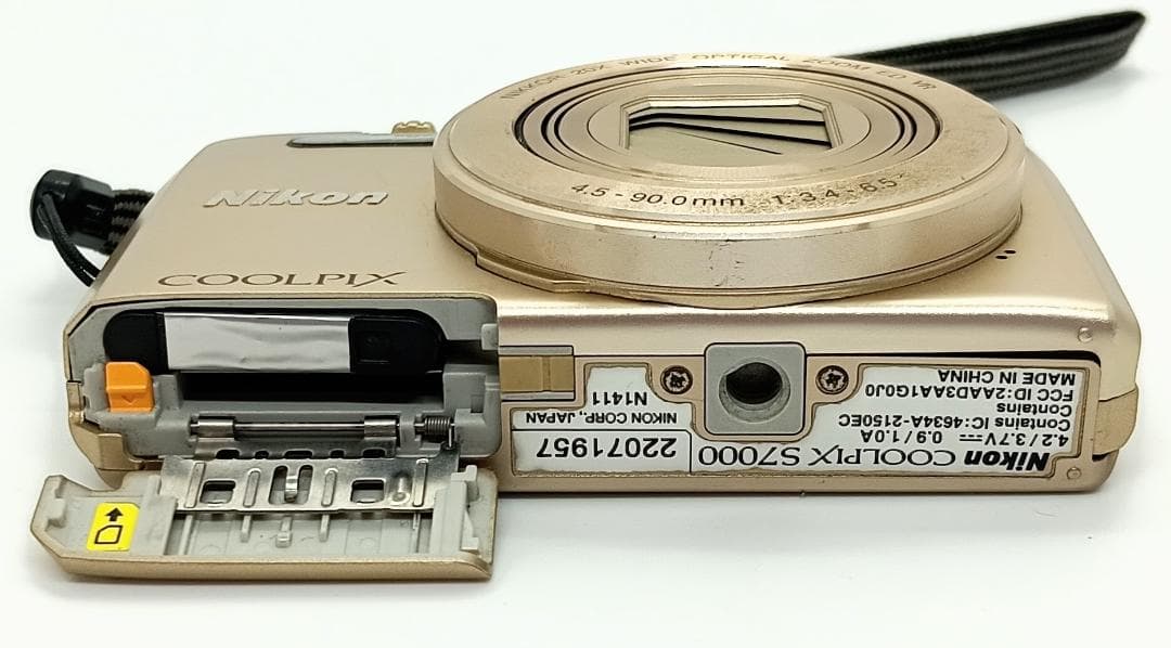 デジタルカメラ Nikon COOLPIX S7000 16.0MP 20xZoom Gold