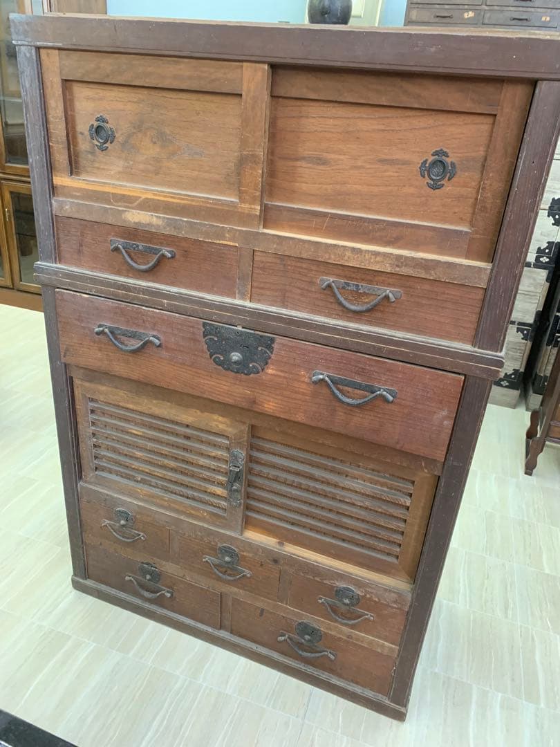 和箪笥　伝統的な木製箪笥 引き出し多