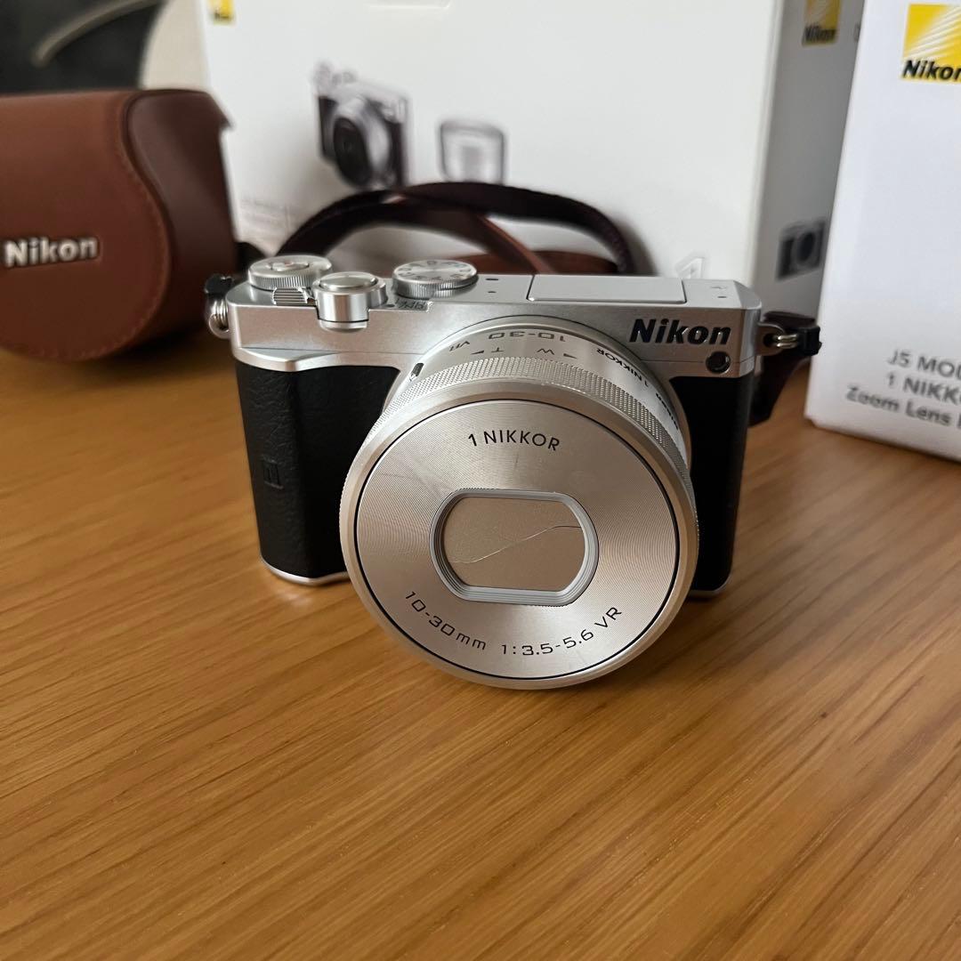 Nikon J5 ダブルレンズキット　純正カバー付