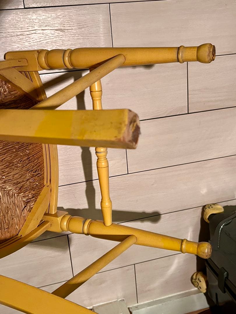 ビンテージ　インポート　黄色の木製ラッシュシートチェア　①