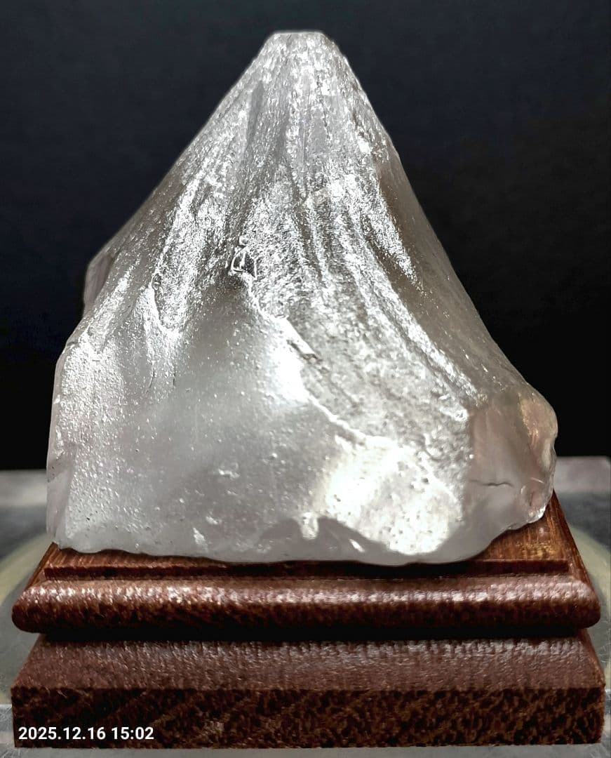 天然水晶 富士山彫刻 雪富士 一点物 手彫り コレクション 天然石 インテリア