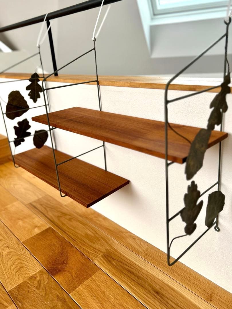 独60年代　ヴィンテージ・アイアンシェルフ　真鍮の葉っぱモチーフとチーク材の棚板