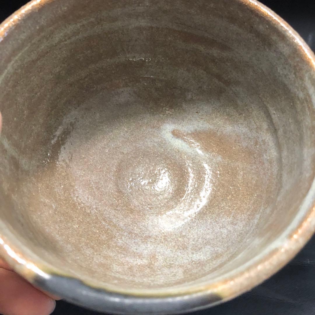 可憐な古美術◾️蔵から高台の高い謎の字が書かれた抹茶茶碗が出てきました。茶道具