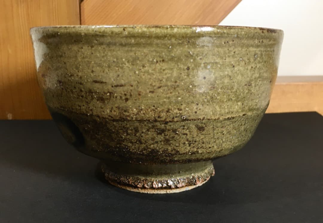 ○【丸田正美】茶碗　黒牟田焼　伊羅保唐草文　共箱　茶道具