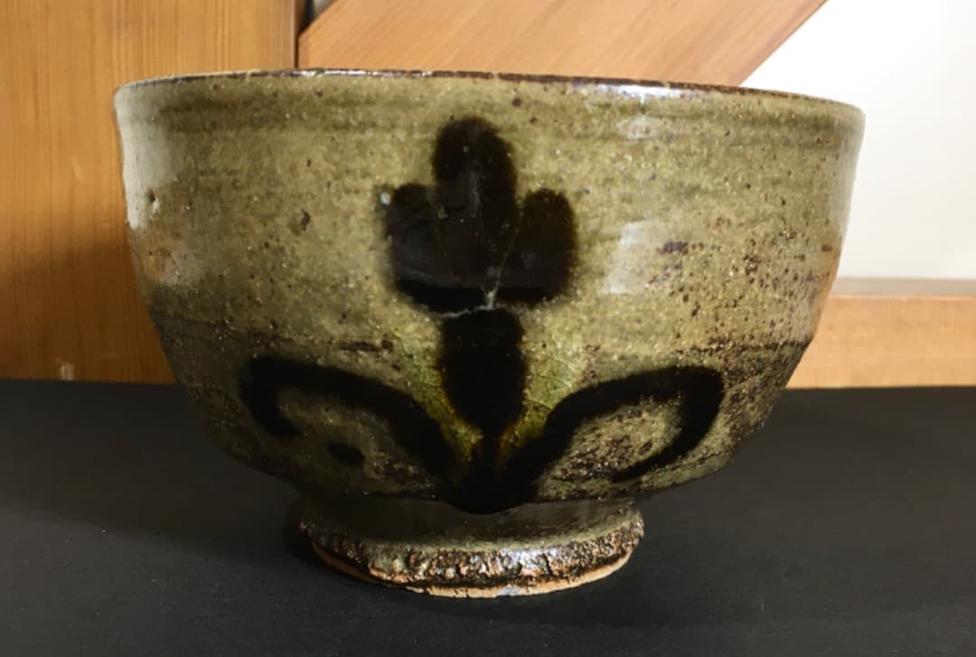 ○【丸田正美】茶碗　黒牟田焼　伊羅保唐草文　共箱　茶道具