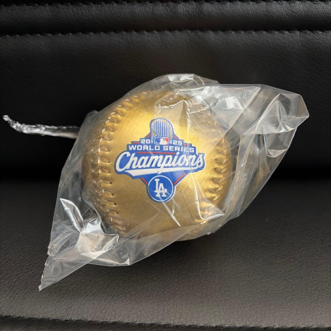 【最新版】11/7発送2025年ドジャース ワールドシリーズ優勝記念ボール