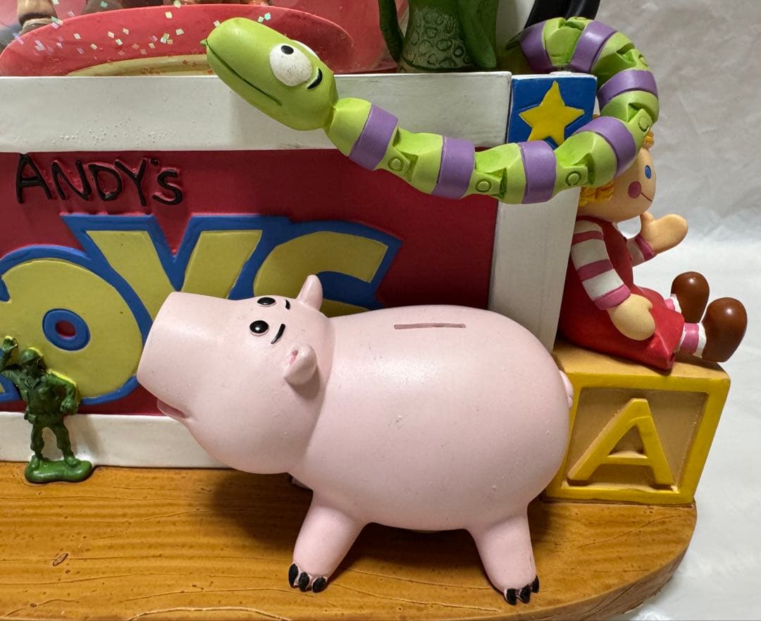 トイストーリー アンディのおもちゃ箱 ライトアップ オルゴール付 スノーグローブ