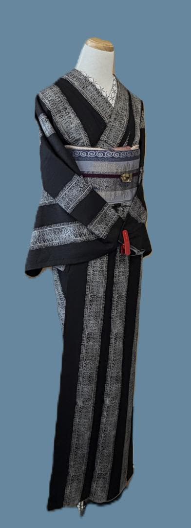 着物９　東レ　こむさでもーど　よろけ縞アラベスク調袷着物　黒　身丈１６７裄丈６７