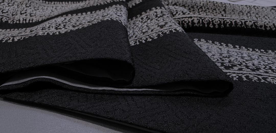 着物９　東レ　こむさでもーど　よろけ縞アラベスク調袷着物　黒　身丈１６７裄丈６７