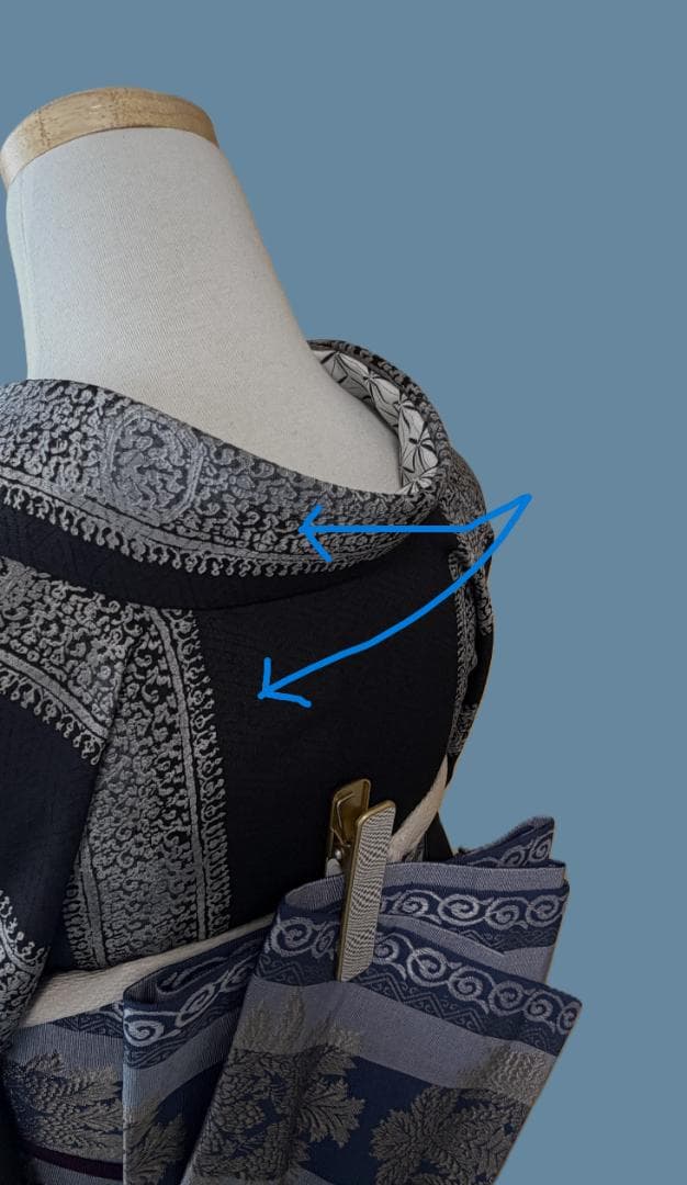 着物９　東レ　こむさでもーど　よろけ縞アラベスク調袷着物　黒　身丈１６７裄丈６７