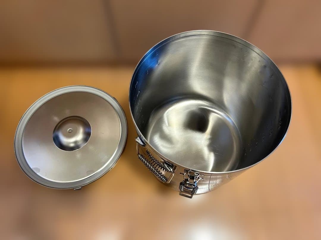 ◆値下◆【新品同様】国産ステンレス保存容器 IH対応スタッキング給食缶２７Ｌ