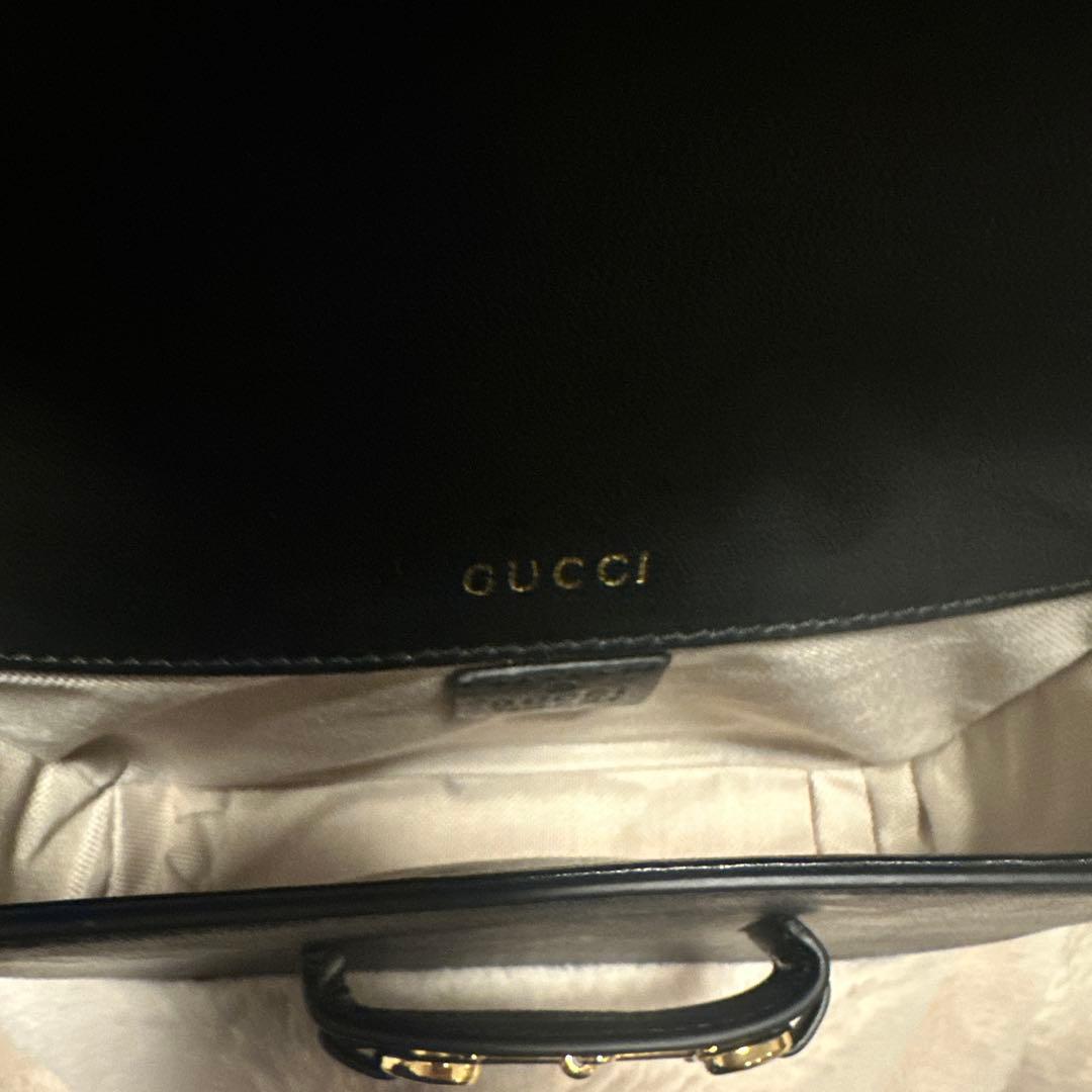 gucci黒いフラップショルダーバッグ