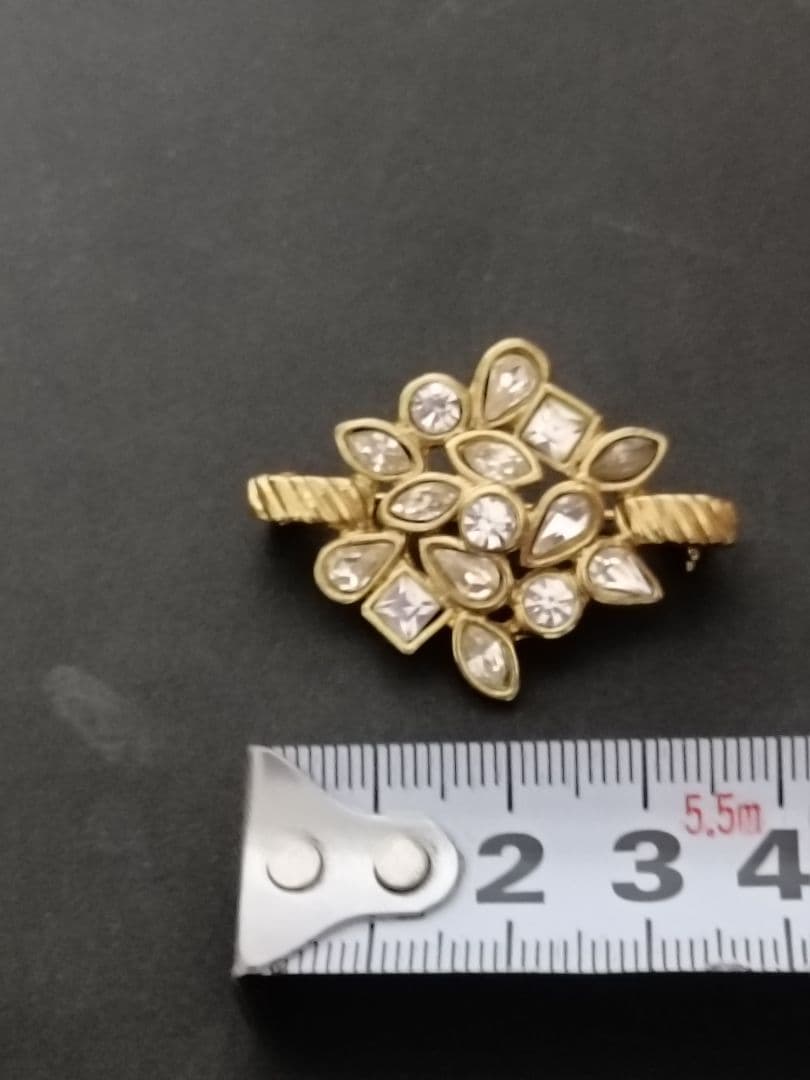 イヴサンローラン　ブローチ　ゴールド　ストーン　付属品なし