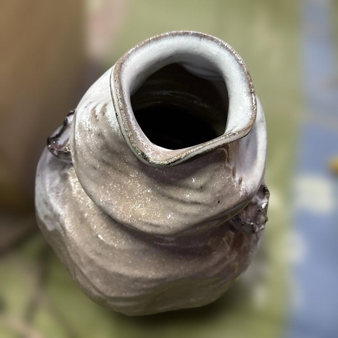 陶器製の丸みを帯びた壺と木箱