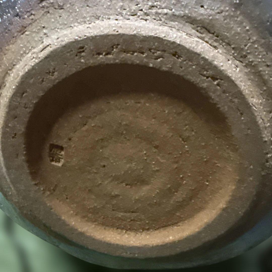 陶器製の丸みを帯びた壺と木箱