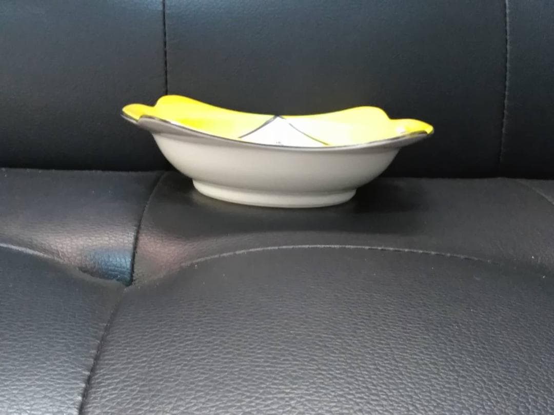 オールドノリタケ　アールデコ　手書き花柄文様の黄色いプレート皿　ＭーJAPAN印