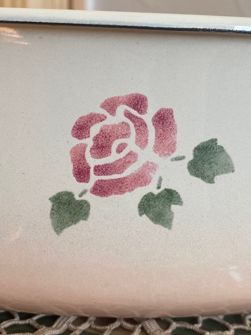 ☆マニーローズ☆ホーロー 両手鍋　オーバル　木製つまみ Many