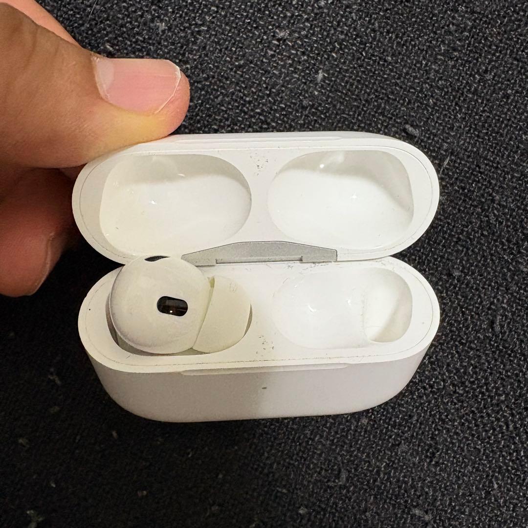 AirPods pro 2 本体 ホワイト 充電ケース付き　左耳のみ