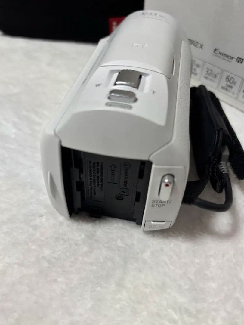 ソニーSONY HDR-CX670 ビデオカメラ　白　バッテリー×2 三脚付