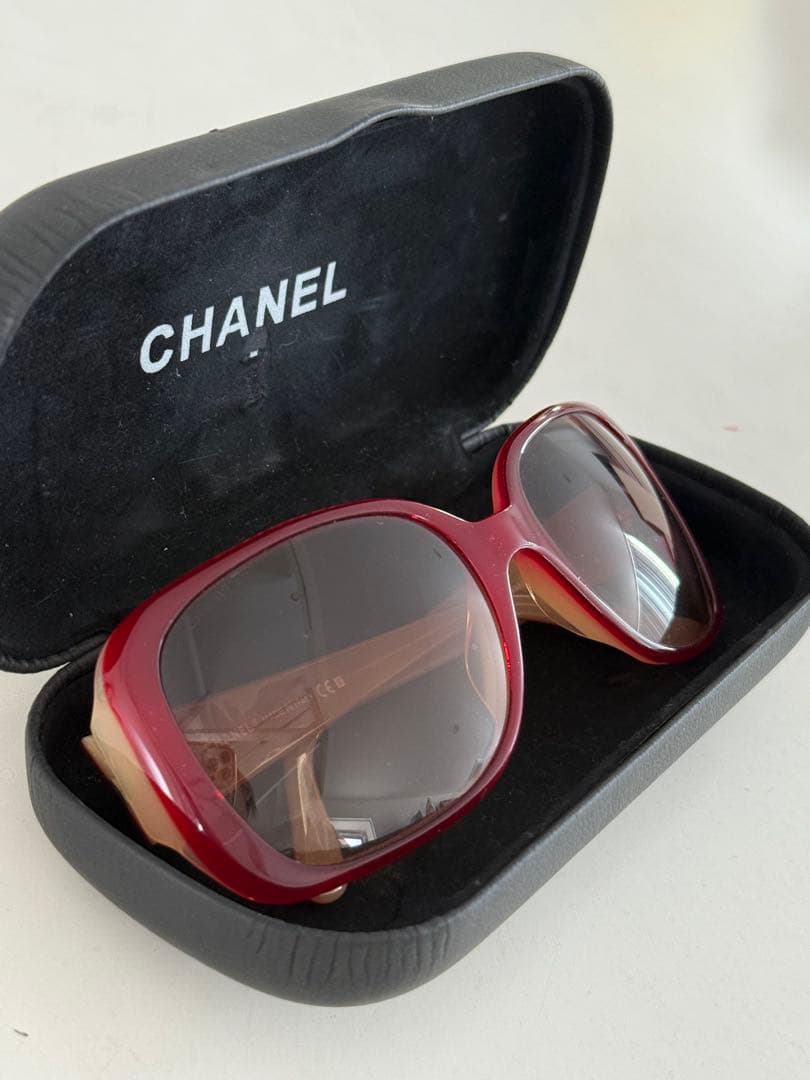 CHANEL レッドサングラス ブラウンレンズ