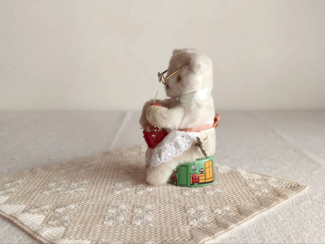 * vintage bear ❀ ゼンマイ仕掛けの 編み物 ネコさん