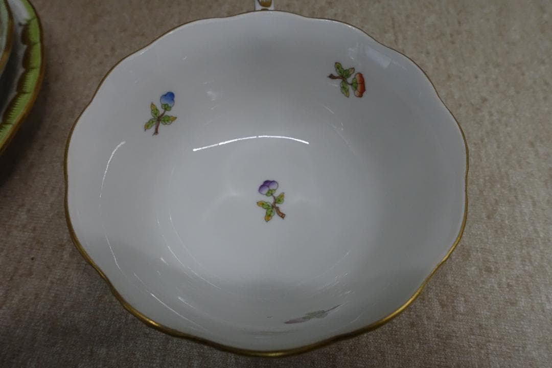 訳あり！ヘレンドヴィクトリア ティーカップ、ソーサー２枚