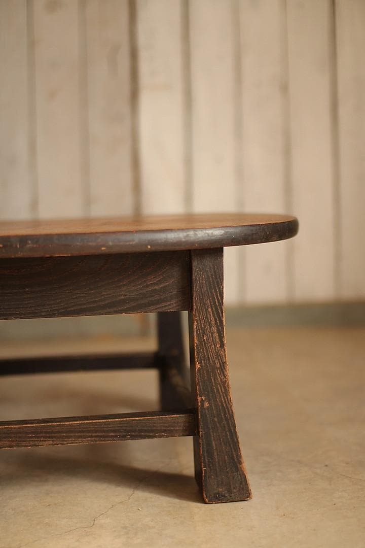 古いオーバル型の小ぶりなテーブル　ちゃぶ台