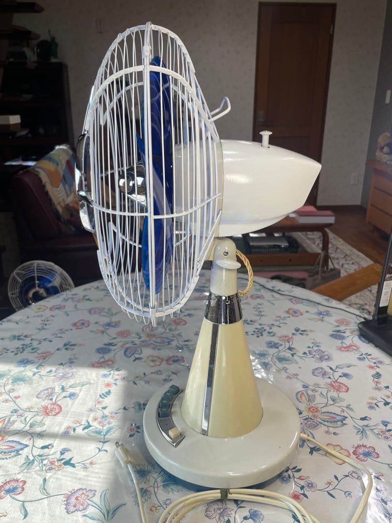 DarkBlue の涼しげな羽根/ランプも光る！ 暑夏をecoに乗切る東芝扇風機