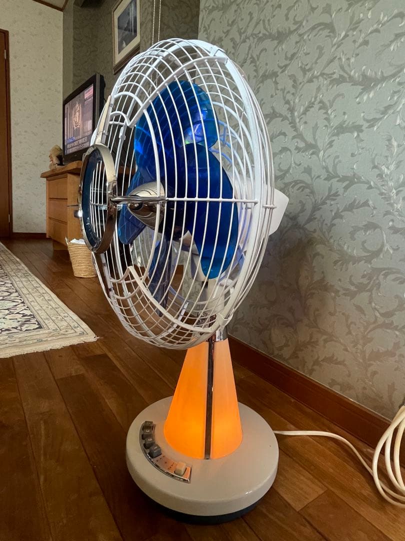 DarkBlue の涼しげな羽根/ランプも光る！ 暑夏をecoに乗切る東芝扇風機